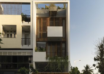 Căn nhà với thư viện uốn cong độc đáo