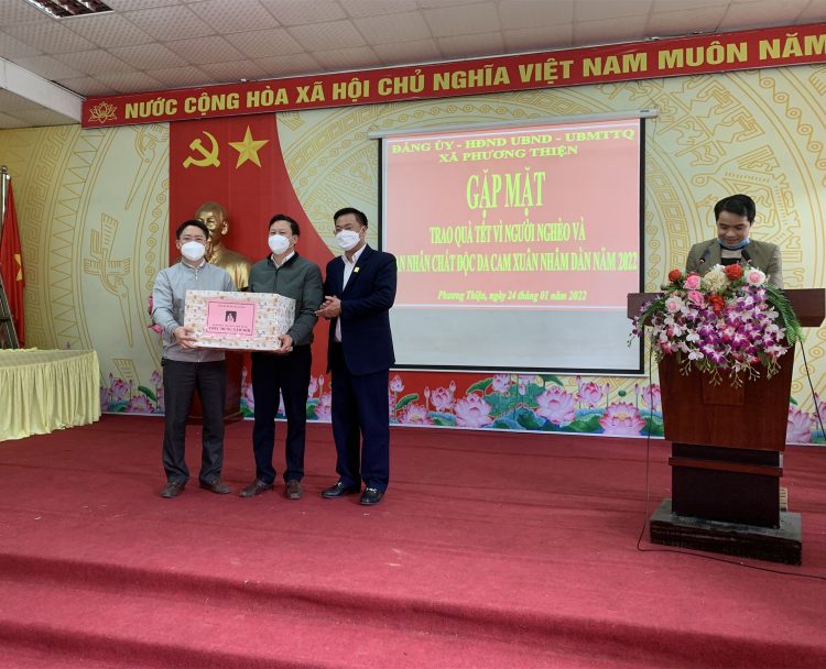 Giám đốc Sở Xây dựng Hà Giang Nguyễn Tiến Dũng gặp mặt tặng quà gia đình chính sách, hộ nghèo xã Phương Thiện nhân dịp Tết Nguyên đán Nhâm Dần 2022