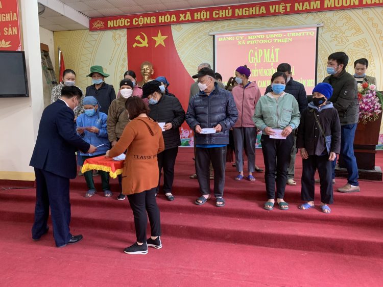Giám đốc Sở Xây dựng Hà Giang Nguyễn Tiến Dũng gặp mặt tặng quà gia đình chính sách, hộ nghèo xã Phương Thiện nhân dịp Tết Nguyên đán Nhâm Dần 2022