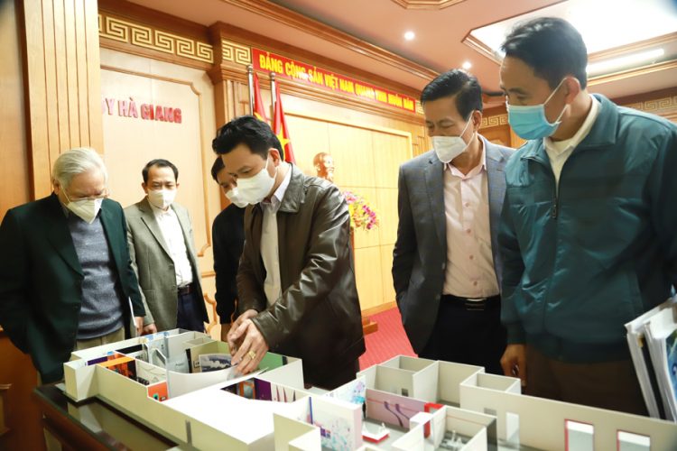 Thường trực Tỉnh ủy góp ý vào thiết kế không gian trưng bày Bảo tàng tỉnh
