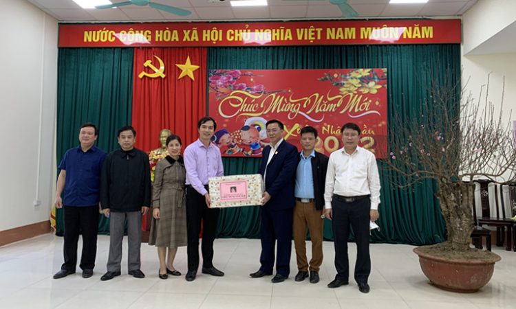 Giám đốc Sở Xây dựng Hà Giang Nguyễn Tiến Dũng thăm hỏi, chúc tết UBND phường Nguyễn Trãi.