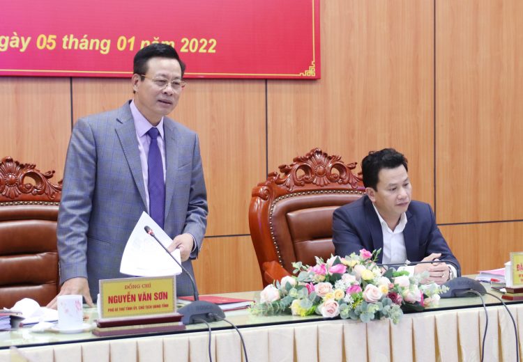 Lãnh đạo tỉnh nghe nhà đầu tư báo cáo ý tưởng đầu tư một số dự án tại huyện Vị Xuyên
