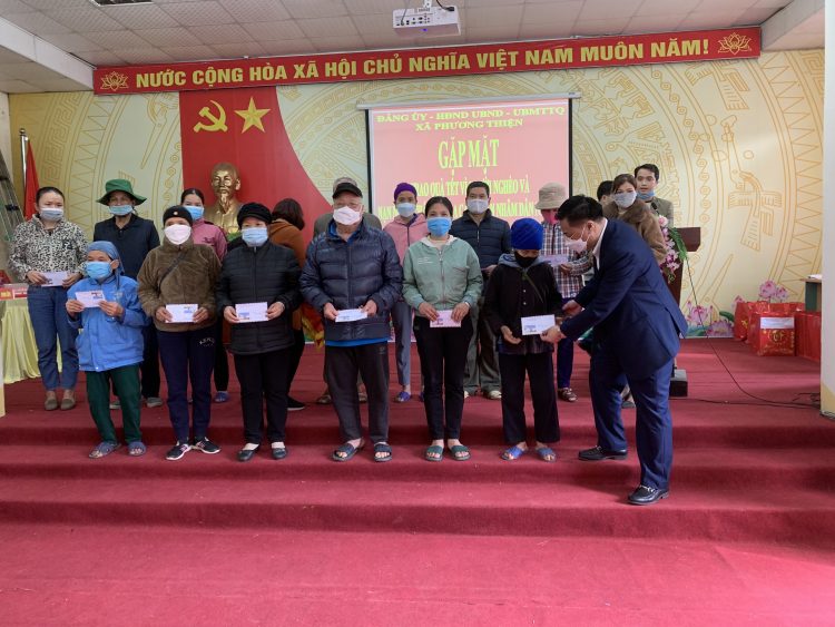 Giám đốc Sở Xây dựng Hà Giang Nguyễn Tiến Dũng gặp mặt tặng quà gia đình chính sách, hộ nghèo xã Phương Thiện nhân dịp Tết Nguyên đán Nhâm Dần 2022