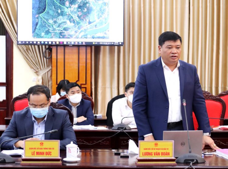 Lãnh đạo tỉnh nghe nhà đầu tư báo cáo ý tưởng đầu tư một số dự án tại huyện Vị Xuyên