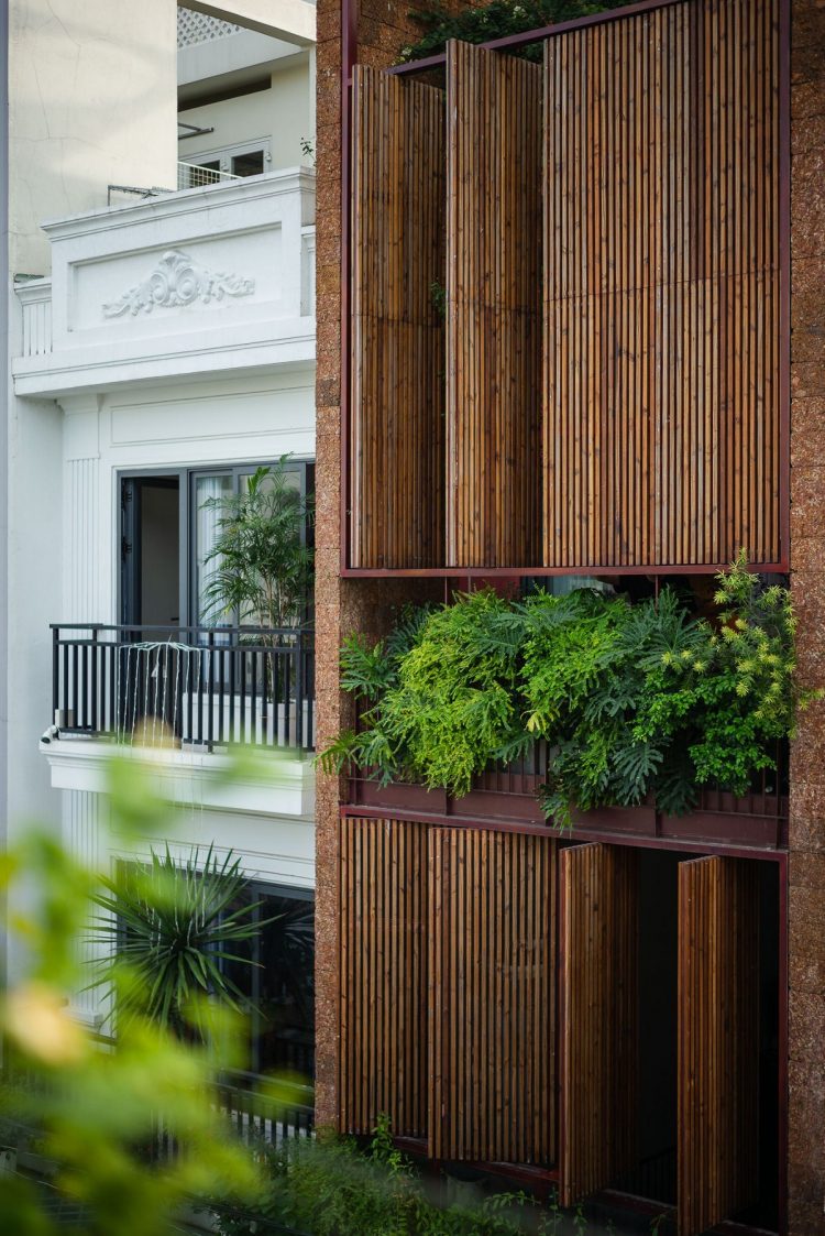H House được tạo nên với mục tiêu hiện diện cho tinh thần sống hài hòa cùng thiên nhiên, đồng thời phá bỏ sự ngột ngạt thường thấy ở những ngôi nhà ống tại các đô thị lớn.