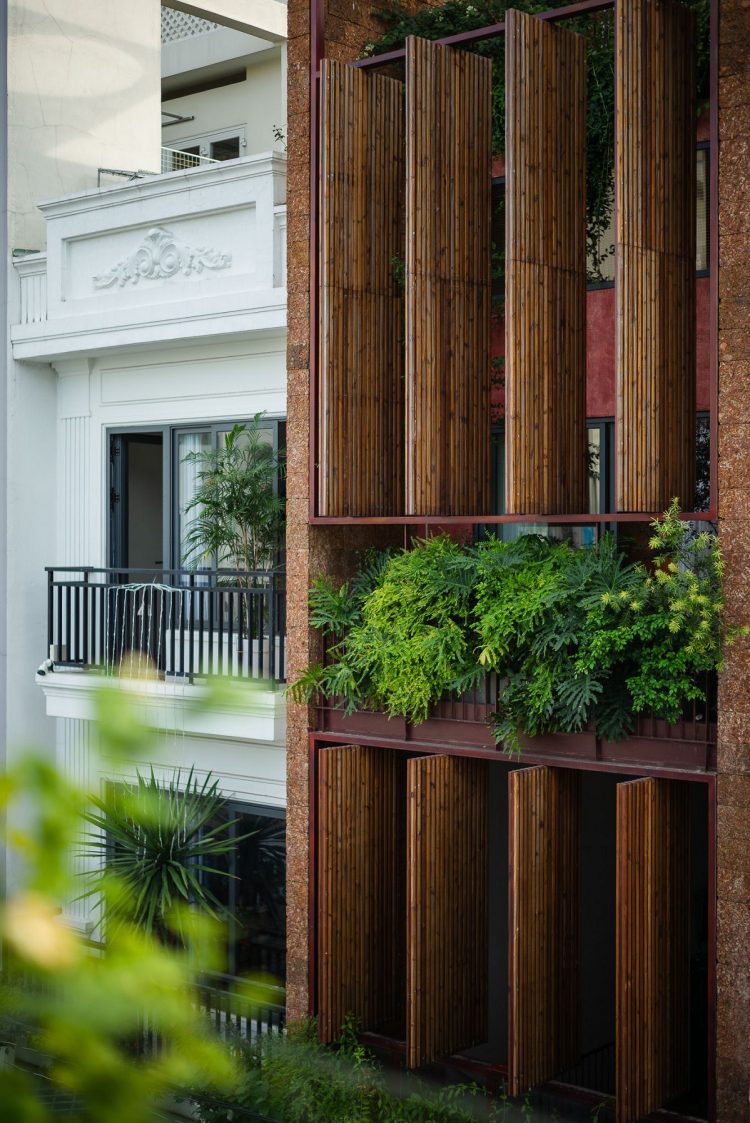 H House được tạo nên với mục tiêu hiện diện cho tinh thần sống hài hòa cùng thiên nhiên, đồng thời phá bỏ sự ngột ngạt thường thấy ở những ngôi nhà ống tại các đô thị lớn.