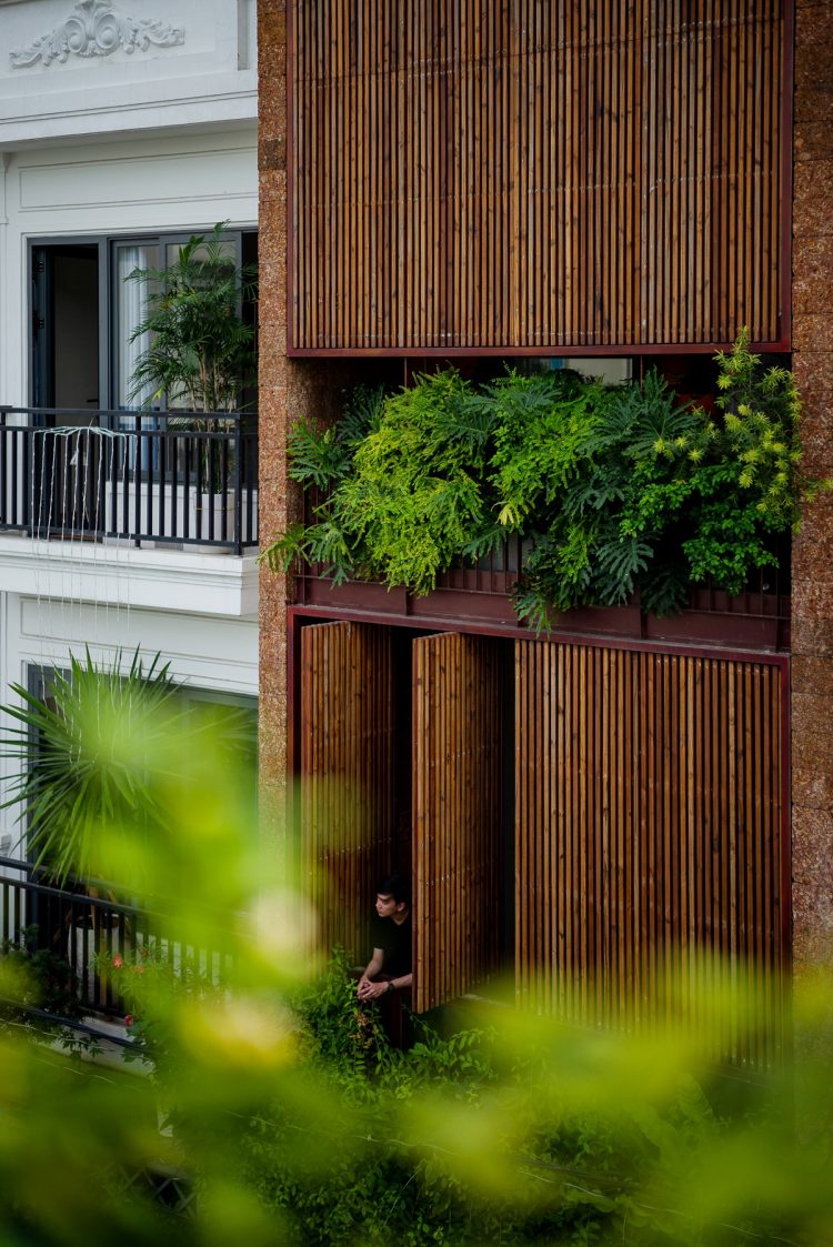 H House được tạo nên với mục tiêu hiện diện cho tinh thần sống hài hòa cùng thiên nhiên, đồng thời phá bỏ sự ngột ngạt thường thấy ở những ngôi nhà ống tại các đô thị lớn.