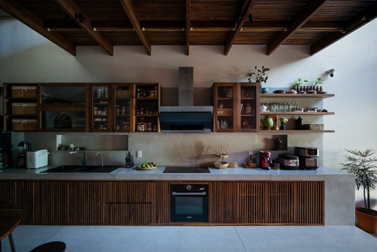 H House được tạo nên với mục tiêu hiện diện cho tinh thần sống hài hòa cùng thiên nhiên, đồng thời phá bỏ sự ngột ngạt thường thấy ở những ngôi nhà ống tại các đô thị lớn.