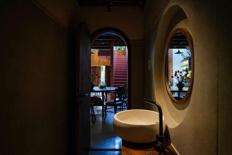 H House được tạo nên với mục tiêu hiện diện cho tinh thần sống hài hòa cùng thiên nhiên, đồng thời phá bỏ sự ngột ngạt thường thấy ở những ngôi nhà ống tại các đô thị lớn.