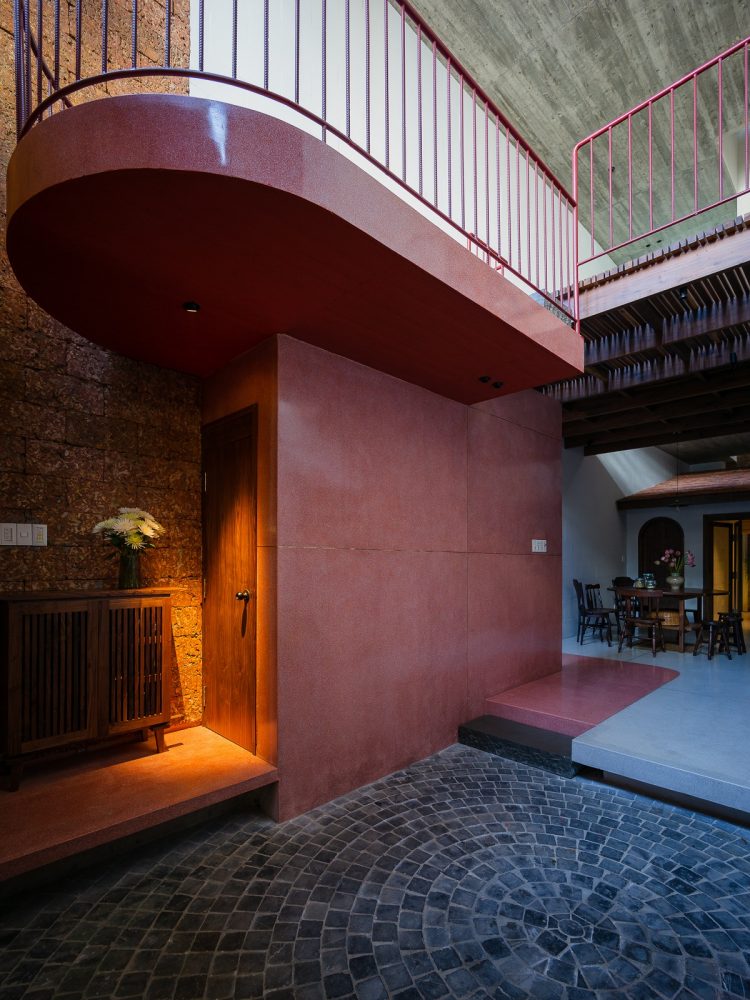H House được tạo nên với mục tiêu hiện diện cho tinh thần sống hài hòa cùng thiên nhiên, đồng thời phá bỏ sự ngột ngạt thường thấy ở những ngôi nhà ống tại các đô thị lớn.