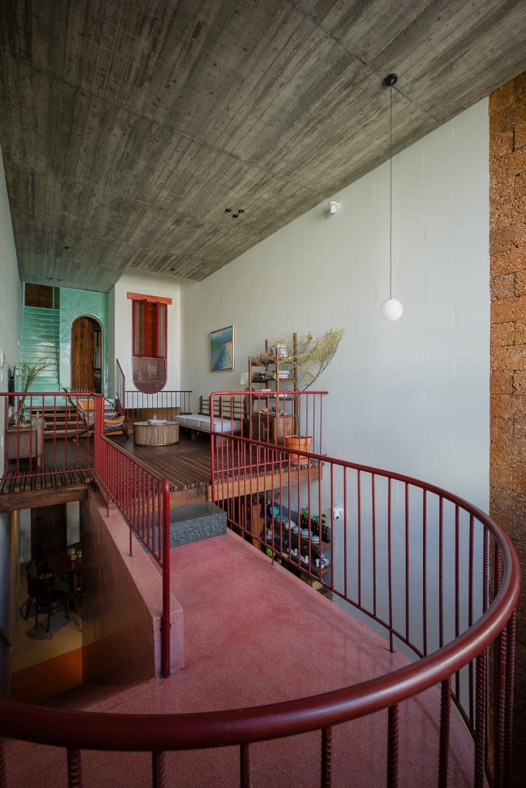 H House được tạo nên với mục tiêu hiện diện cho tinh thần sống hài hòa cùng thiên nhiên, đồng thời phá bỏ sự ngột ngạt thường thấy ở những ngôi nhà ống tại các đô thị lớn.