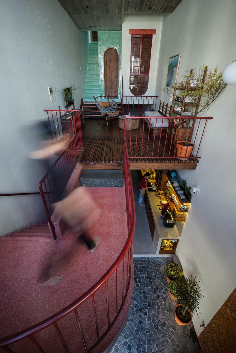 H House được tạo nên với mục tiêu hiện diện cho tinh thần sống hài hòa cùng thiên nhiên, đồng thời phá bỏ sự ngột ngạt thường thấy ở những ngôi nhà ống tại các đô thị lớn.