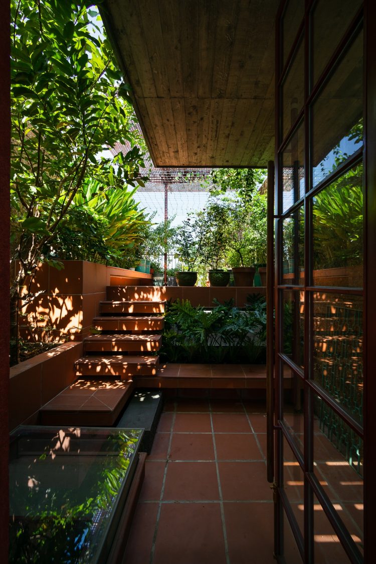 H House được tạo nên với mục tiêu hiện diện cho tinh thần sống hài hòa cùng thiên nhiên, đồng thời phá bỏ sự ngột ngạt thường thấy ở những ngôi nhà ống tại các đô thị lớn.