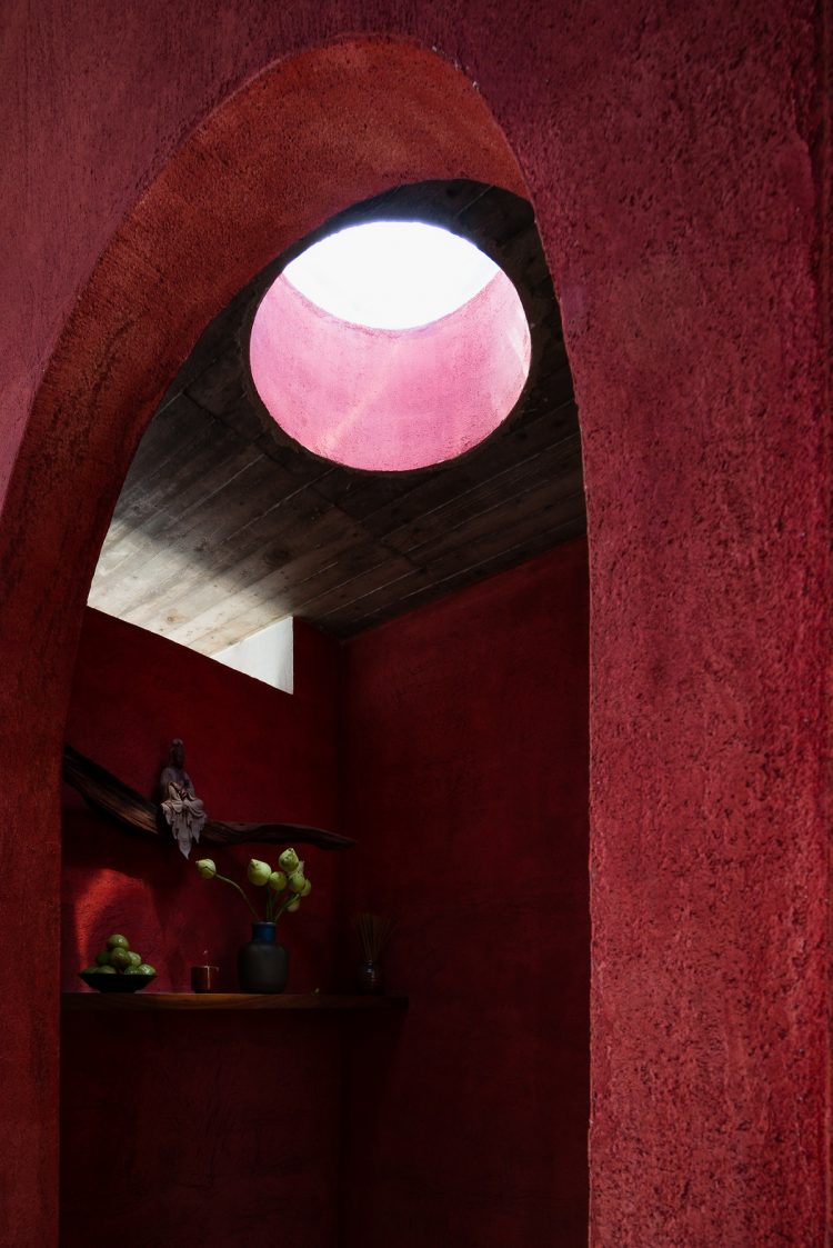 H House được tạo nên với mục tiêu hiện diện cho tinh thần sống hài hòa cùng thiên nhiên, đồng thời phá bỏ sự ngột ngạt thường thấy ở những ngôi nhà ống tại các đô thị lớn.