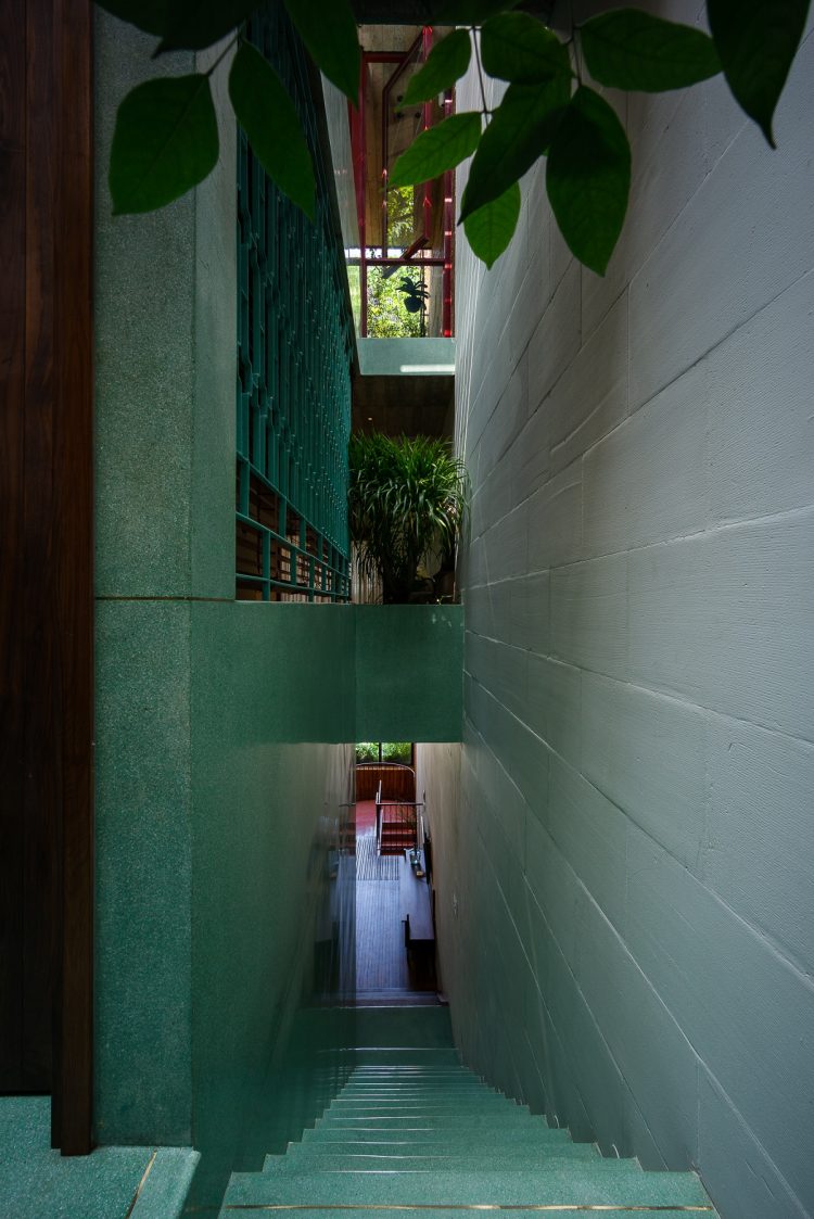 H House được tạo nên với mục tiêu hiện diện cho tinh thần sống hài hòa cùng thiên nhiên, đồng thời phá bỏ sự ngột ngạt thường thấy ở những ngôi nhà ống tại các đô thị lớn.