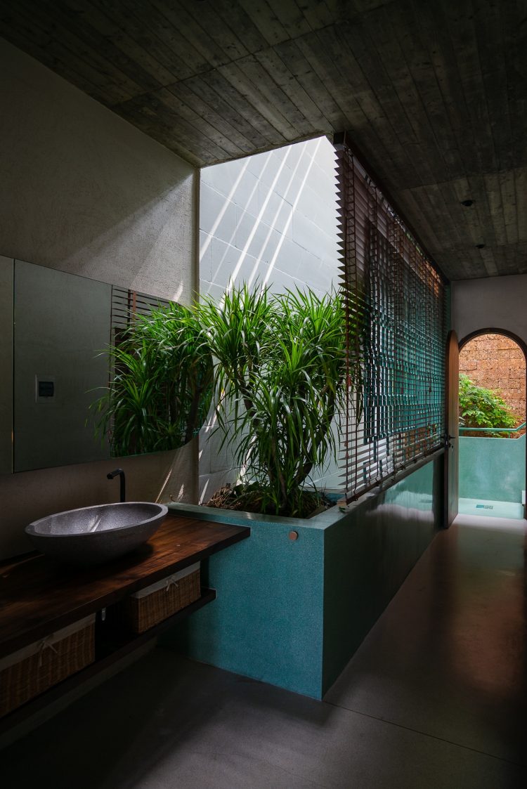 H House được tạo nên với mục tiêu hiện diện cho tinh thần sống hài hòa cùng thiên nhiên, đồng thời phá bỏ sự ngột ngạt thường thấy ở những ngôi nhà ống tại các đô thị lớn.