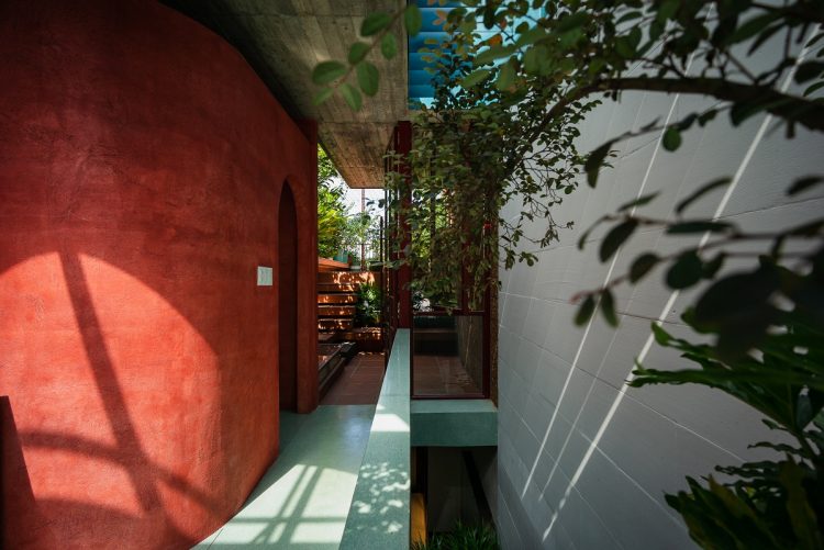 H House được tạo nên với mục tiêu hiện diện cho tinh thần sống hài hòa cùng thiên nhiên, đồng thời phá bỏ sự ngột ngạt thường thấy ở những ngôi nhà ống tại các đô thị lớn.