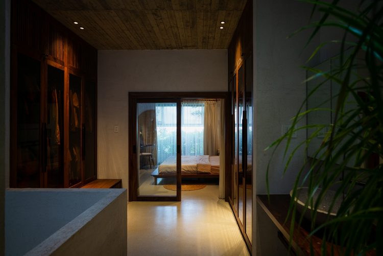H House được tạo nên với mục tiêu hiện diện cho tinh thần sống hài hòa cùng thiên nhiên, đồng thời phá bỏ sự ngột ngạt thường thấy ở những ngôi nhà ống tại các đô thị lớn.