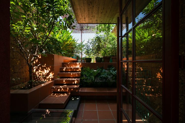 H House được tạo nên với mục tiêu hiện diện cho tinh thần sống hài hòa cùng thiên nhiên, đồng thời phá bỏ sự ngột ngạt thường thấy ở những ngôi nhà ống tại các đô thị lớn.