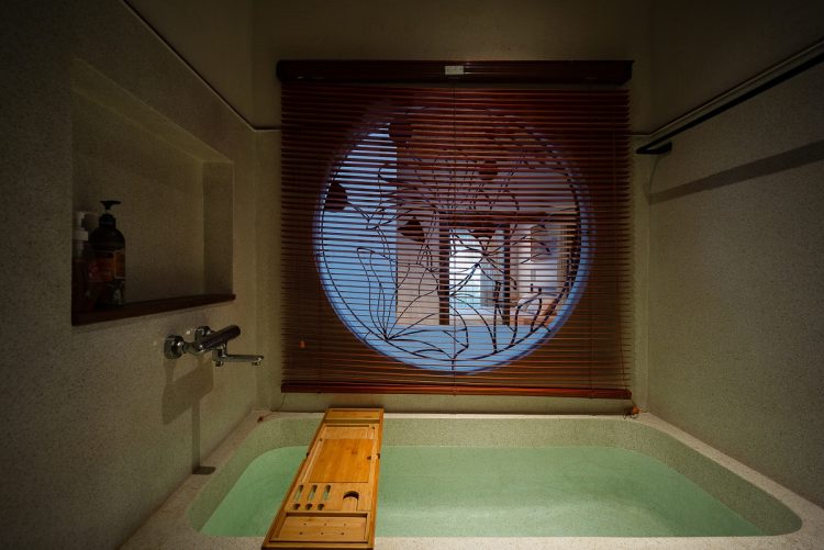 H House được tạo nên với mục tiêu hiện diện cho tinh thần sống hài hòa cùng thiên nhiên, đồng thời phá bỏ sự ngột ngạt thường thấy ở những ngôi nhà ống tại các đô thị lớn.