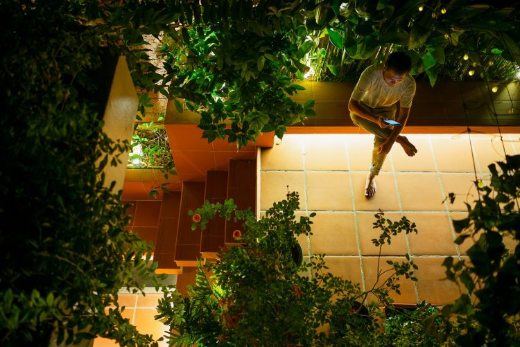 H House được tạo nên với mục tiêu hiện diện cho tinh thần sống hài hòa cùng thiên nhiên, đồng thời phá bỏ sự ngột ngạt thường thấy ở những ngôi nhà ống tại các đô thị lớn.