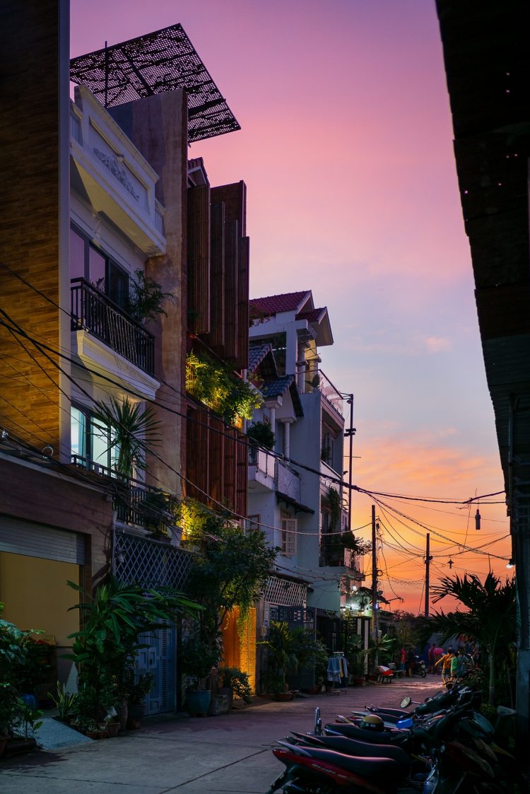H House được tạo nên với mục tiêu hiện diện cho tinh thần sống hài hòa cùng thiên nhiên, đồng thời phá bỏ sự ngột ngạt thường thấy ở những ngôi nhà ống tại các đô thị lớn.