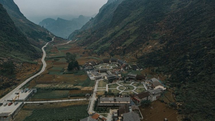 Ngôi làng du lịch thiết kế “hình đôi mắt”, đẹp ấn tượng tại Hà Giang