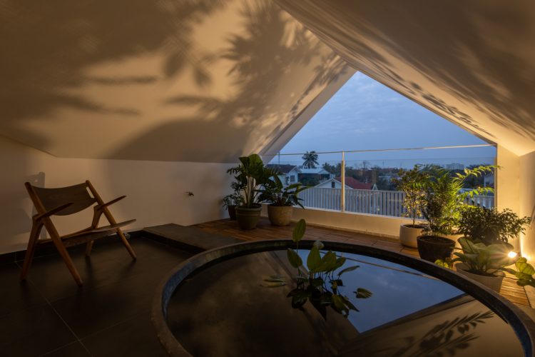 Biến phòng áp mái thành resort tại gia