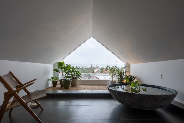 Biến phòng áp mái thành resort tại gia