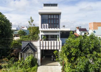 Nhà ống sáng bừng nhờ trần biết chuyển động
